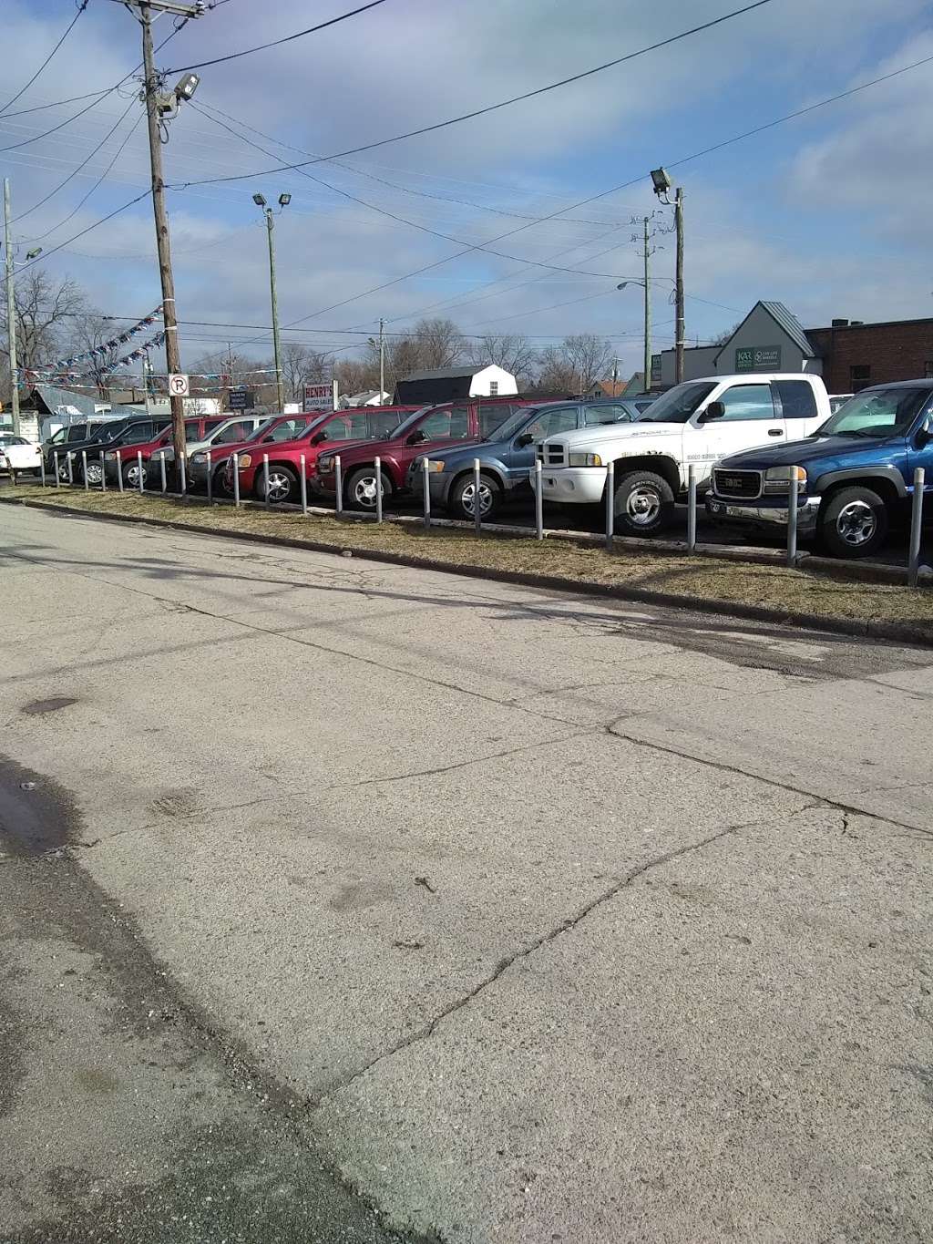 Henrys Auto Sales | 2319 E Washington St, Indianapolis, IN 46201, USA | Phone: (317) 602-2091