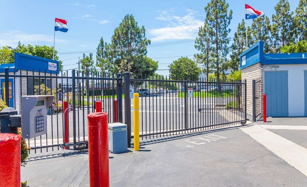 Mini Public Self Storage | 11342 Western Ave, Stanton, CA 90680 | Phone: (714) 881-0051