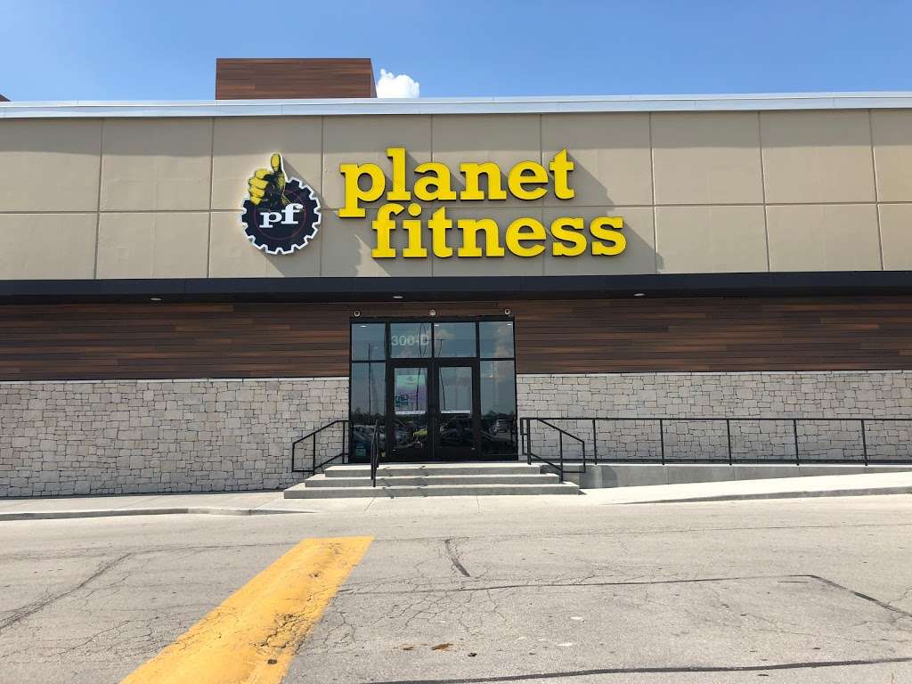 Planet Fitness | 300 SW Blue Pkwy D, Lees Summit, MO 64063 | Phone: (816) 287-8200