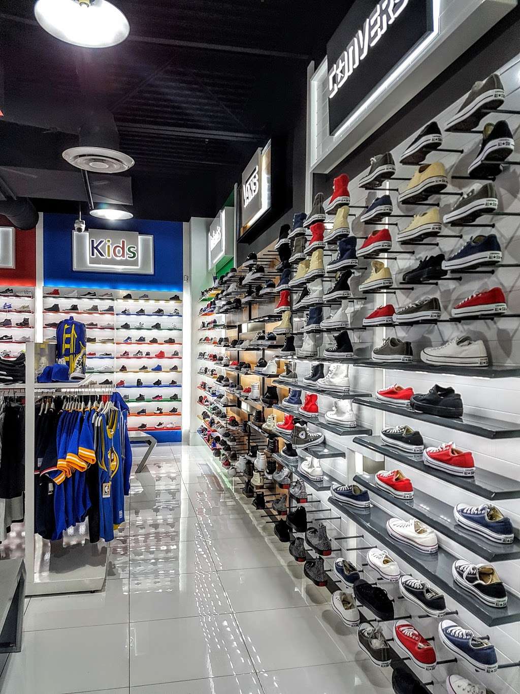 Shoe Palace | 2774 Livermore Outlets Dr #1050, Livermore, CA 94551, USA | Phone: (925) 579-2651