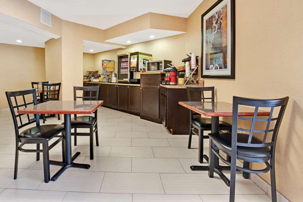 Days Inn & Suites by Wyndham DeSoto | 1401 N, I-35E, DeSoto, TX 75115, USA | Phone: (972) 224-7100