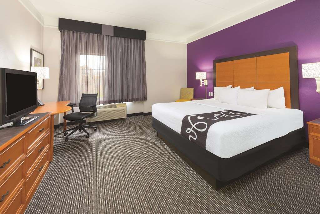 La Quinta Inn & Suites by Wyndham Phoenix Mesa West | 902 W Grove Ave, Mesa, AZ 85210, USA | Phone: (480) 844-8747