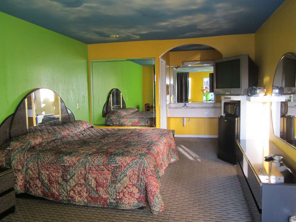 Luxury Inn | 15545 East Fwy, Channelview, TX 77530 | Phone: (281) 457-3000