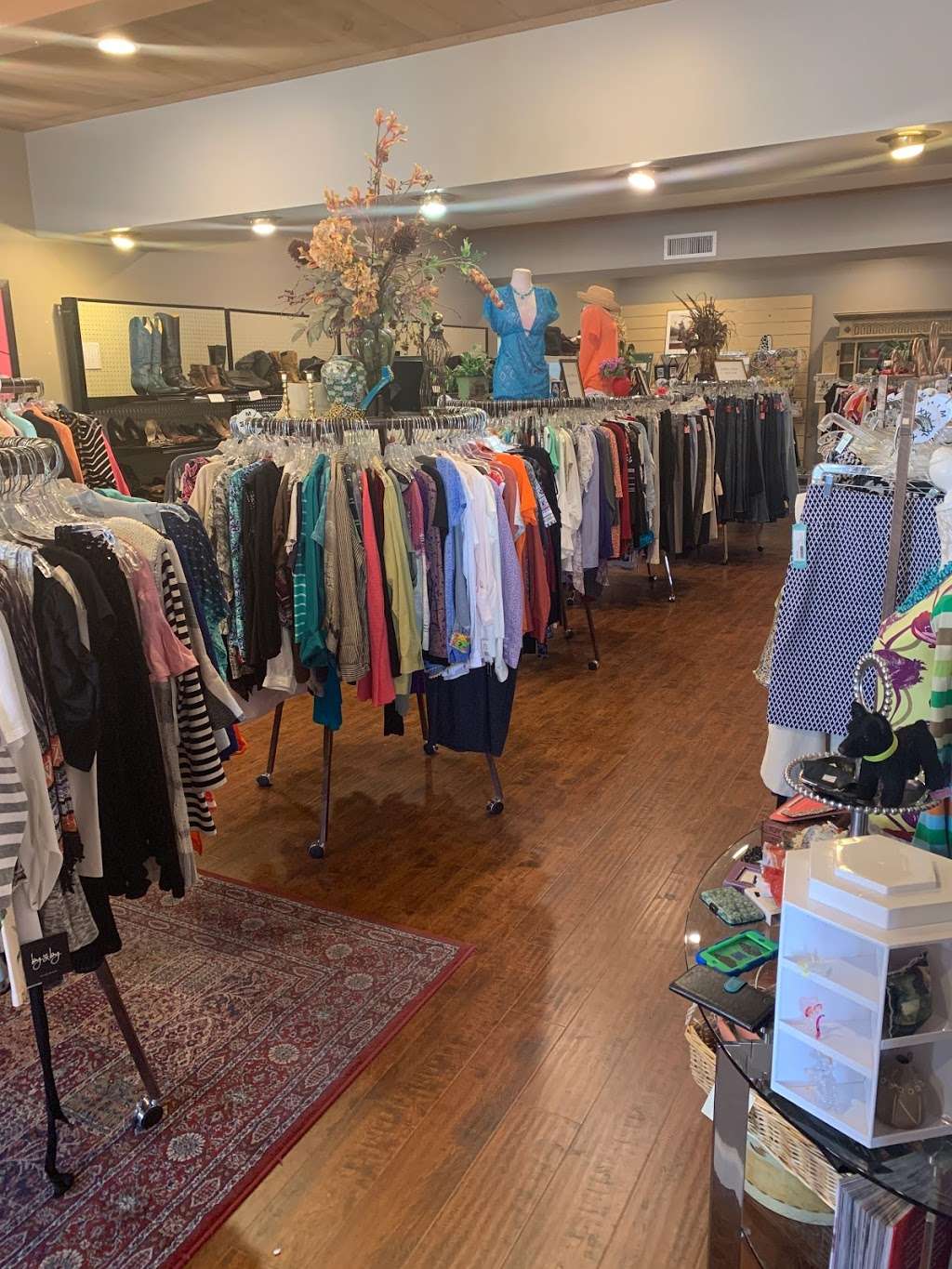 Foothills Animal Rescue Resale Boutique | 23030 N Pima Rd, Scottsdale, AZ 85255 | Phone: (480) 585-5777