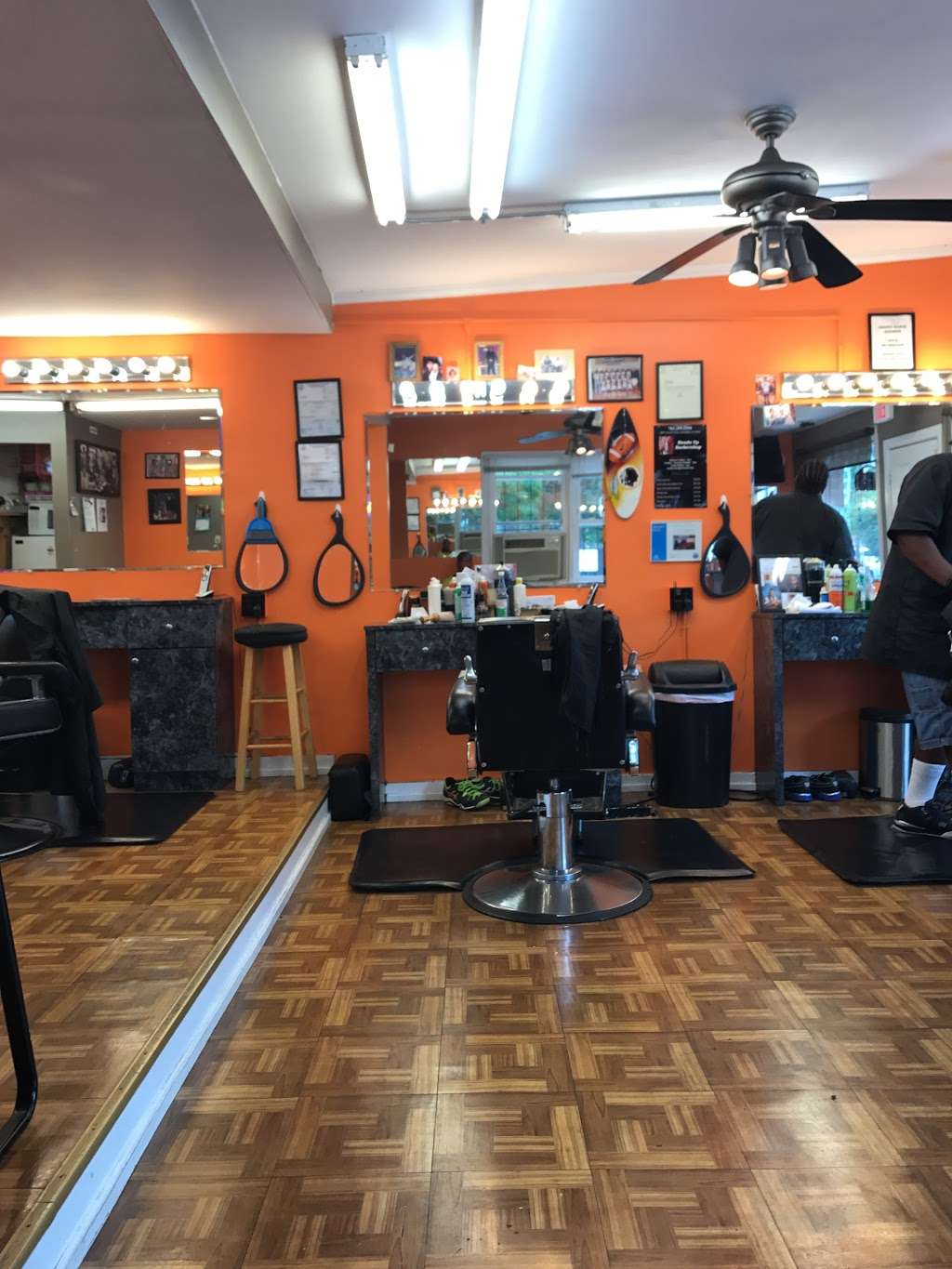 Heads Up Barbershop | 300 N Fayette St, Alexandria, VA 22314, USA | Phone: (703) 299-1599