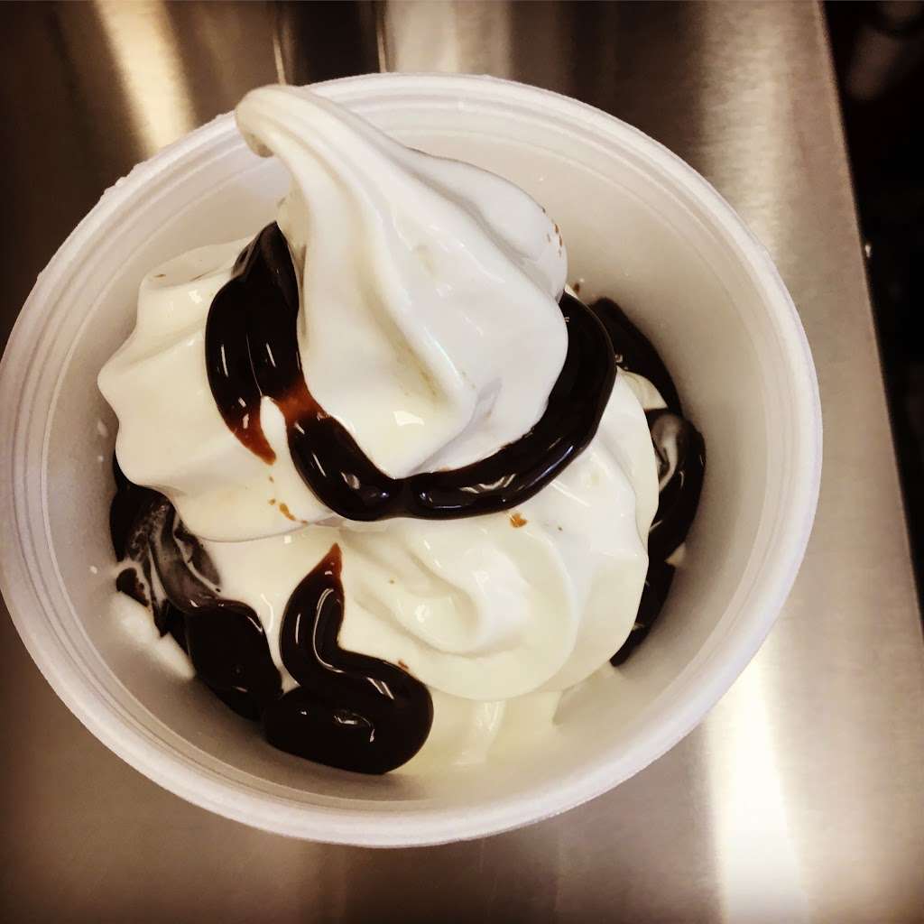 Double Twister Ice Cream and Coffee Shop Southbury | 385 Main St S, Southbury, CT 06488, USA | Phone: (203) 405-1025