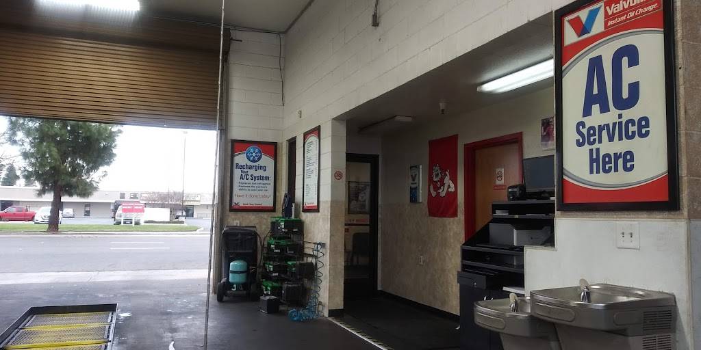 Valvoline Instant Oil Change | 6231 N Blackstone Ave, Fresno, CA 93710, USA | Phone: (559) 438-3023