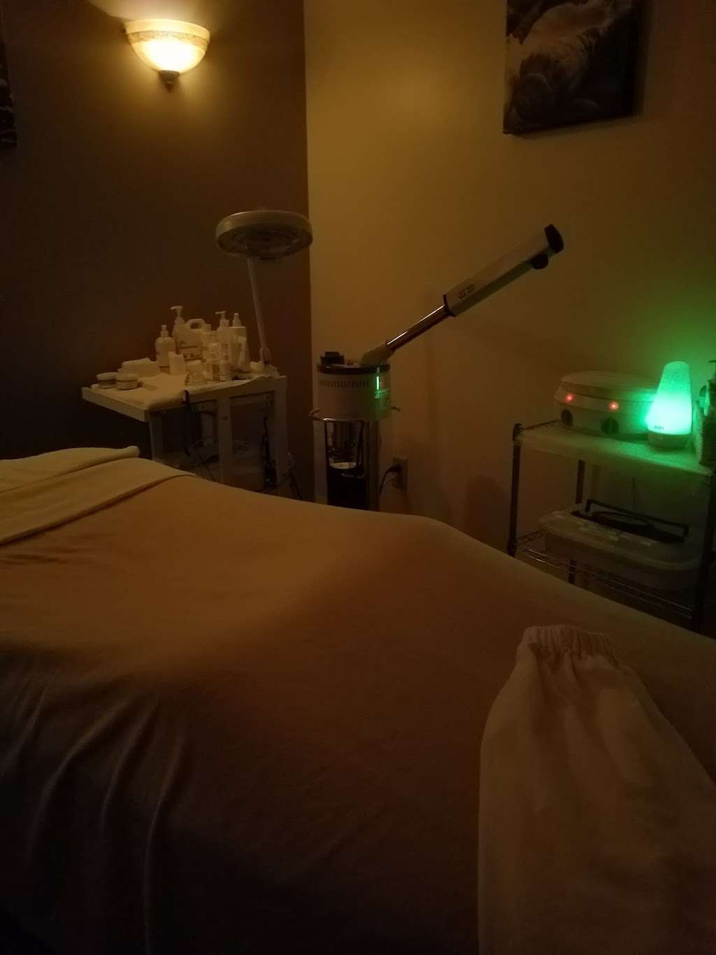 Hand & Stone Massage and Facial Spa | 2000 Clements Bridge Rd, Deptford Township, NJ 08096, USA | Phone: (856) 497-4289