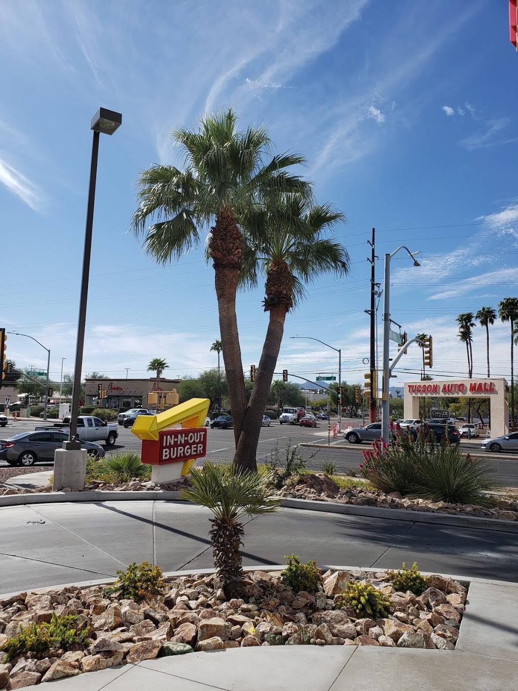 In-N-Out Burger | 4620 N Oracle Rd, Tucson, AZ 85705, USA | Phone: (800) 786-1000