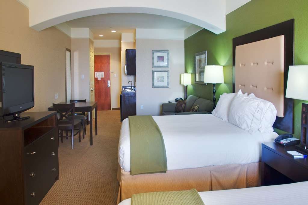 Holiday Inn Express & Suites Galveston West-Seawall | 8628 Seawall Blvd, Galveston, TX 77554, USA | Phone: (409) 740-7900