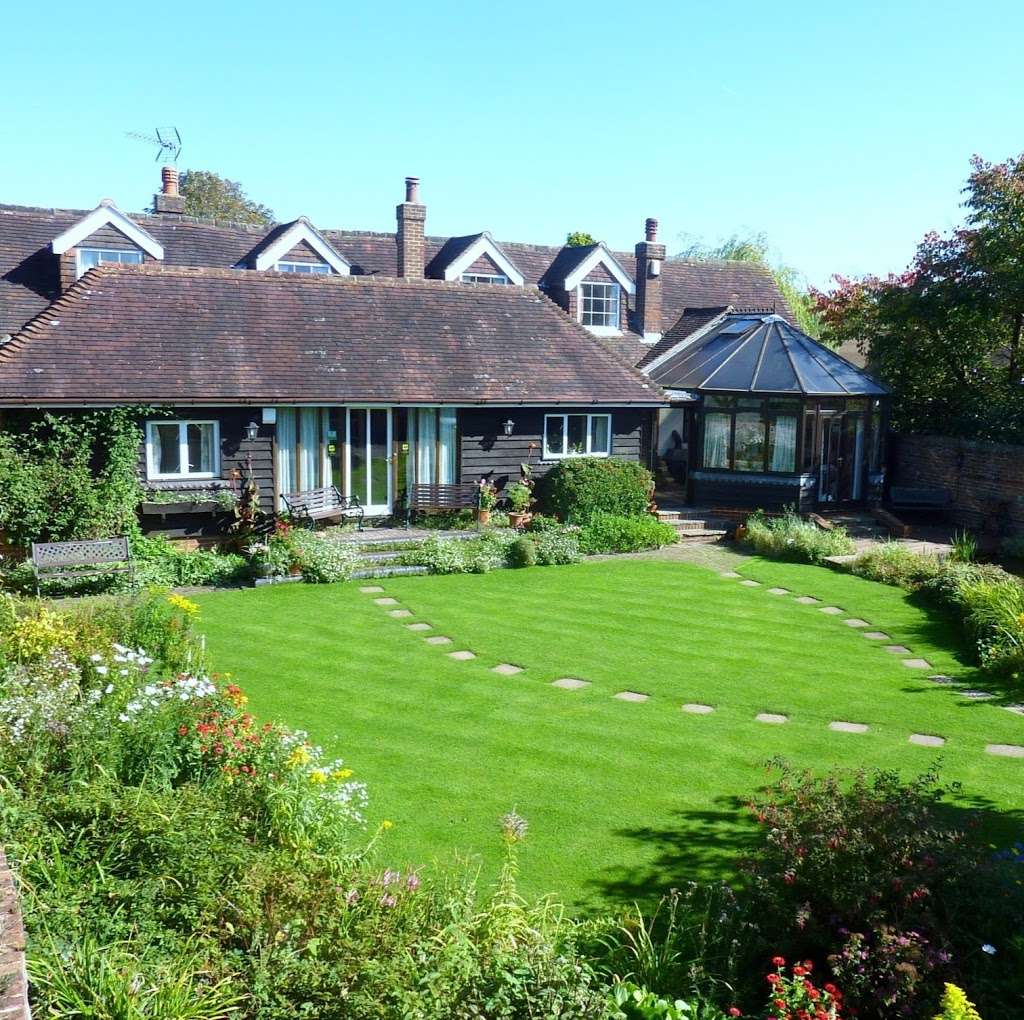 Yew Tree Barn B&B, Sevenoaks | Long Mill Ln, Sevenoaks TN15 8QB, UK | Phone: 01732 780461