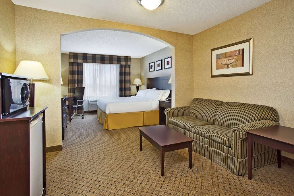 Holiday Inn Express & Suites Anderson | 6720 S Scatterfield Rd, Anderson, IN 46013, USA | Phone: (765) 779-0111