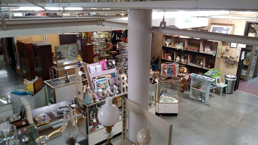 Happy Rock Antiques | 100 NW 72nd St, Gladstone, MO 64118, USA | Phone: (816) 569-0949