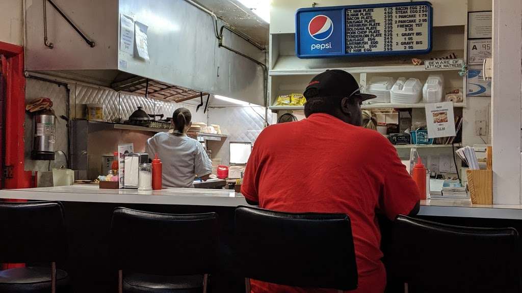 Dicks Cafe | 2207 N Main Ave, Newton, NC 28658, USA | Phone: (828) 464-7920