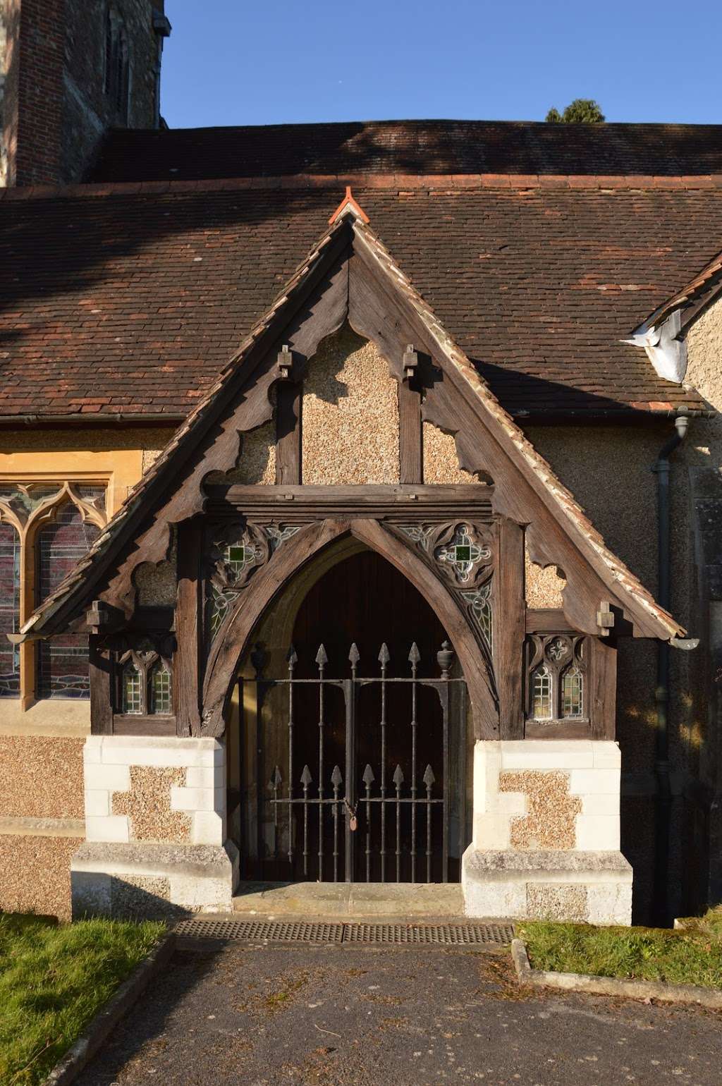 St Peter and St Paul, Nutfield | Church Hill, Nutfield, Redhill RH1 4JA, UK | Phone: 01883 743252