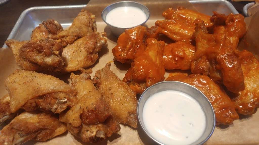 Buffalo Wild Wings | 21372 US-59 Suite 100, New Caney, TX 77357 | Phone: (866) 704-0777