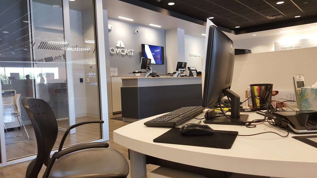 Xfinity Store by Comcast | 701 N Milwaukee Ave Suite 288, Vernon Hills, IL 60061 | Phone: (800) 934-6489
