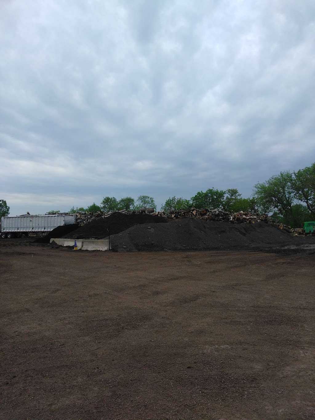 The Mulch Center | 27601 W Sullivan Lake Rd, Volo, IL 60041, USA | Phone: (847) 459-7200