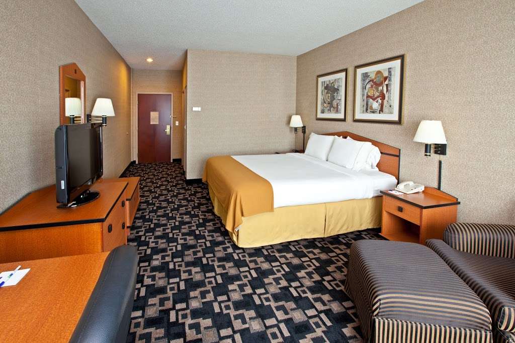 Holiday Inn Express & Suites Greenwood | 1180 Wilson Dr, Greenwood, IN 46143, USA | Phone: (317) 881-0600