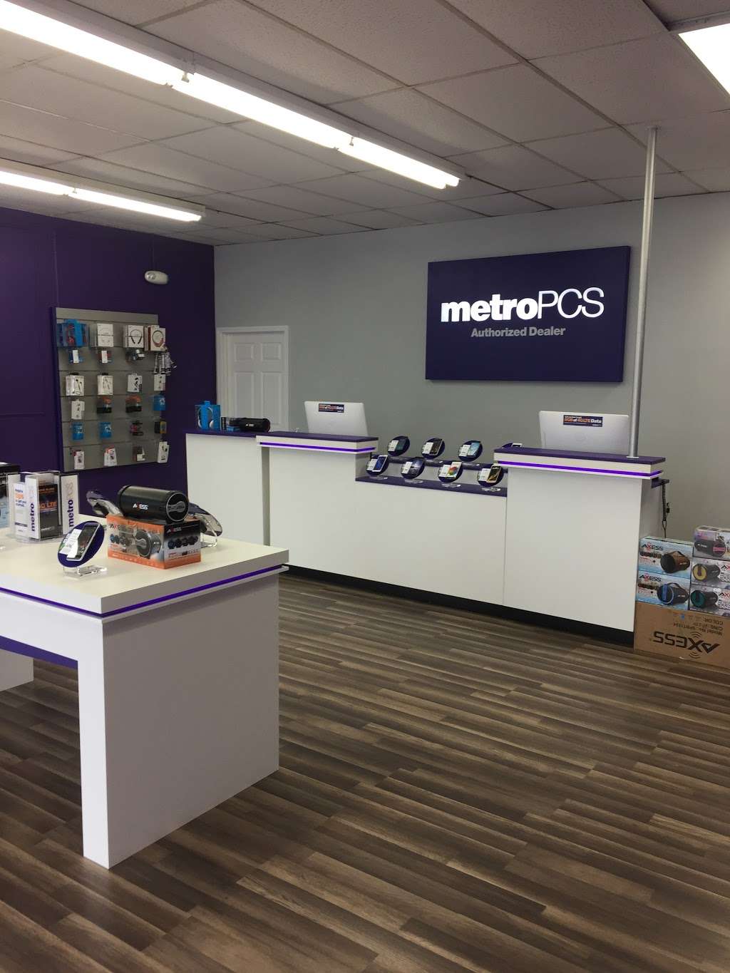 Metro by T-Mobile | 1587 Glen Ellyn Rd, Glendale Heights, IL 60139, USA | Phone: (630) 474-0584