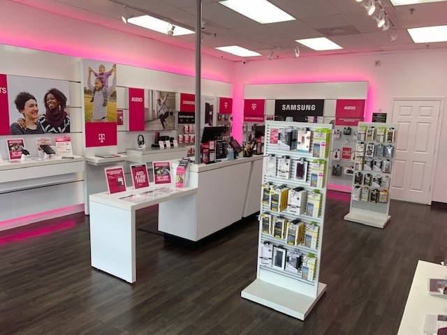 T-Mobile | 11988 Iron Bridge Plaza, Chester, VA 23831, USA | Phone: (804) 621-4504