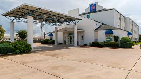 Motel 6 San Antonio South | 7950 S PanAm Expy, San Antonio, TX 78224, USA | Phone: (210) 928-2866