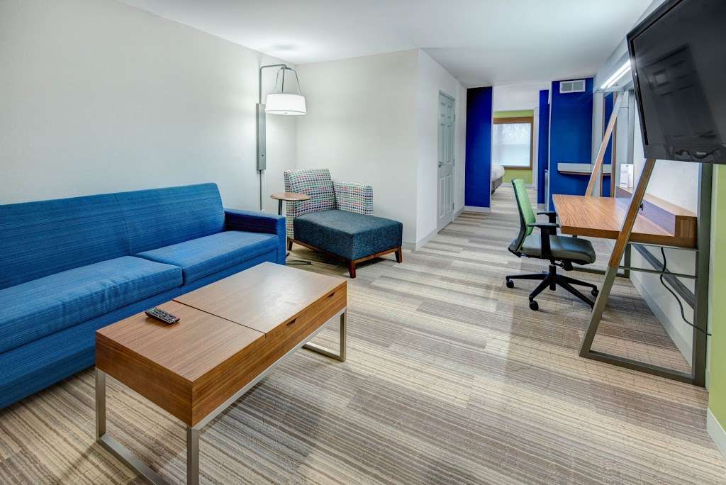 Holiday Inn Express & Suites Woodbridge | 874 US-1, Avenel, NJ 07001, USA | Phone: (732) 726-1900