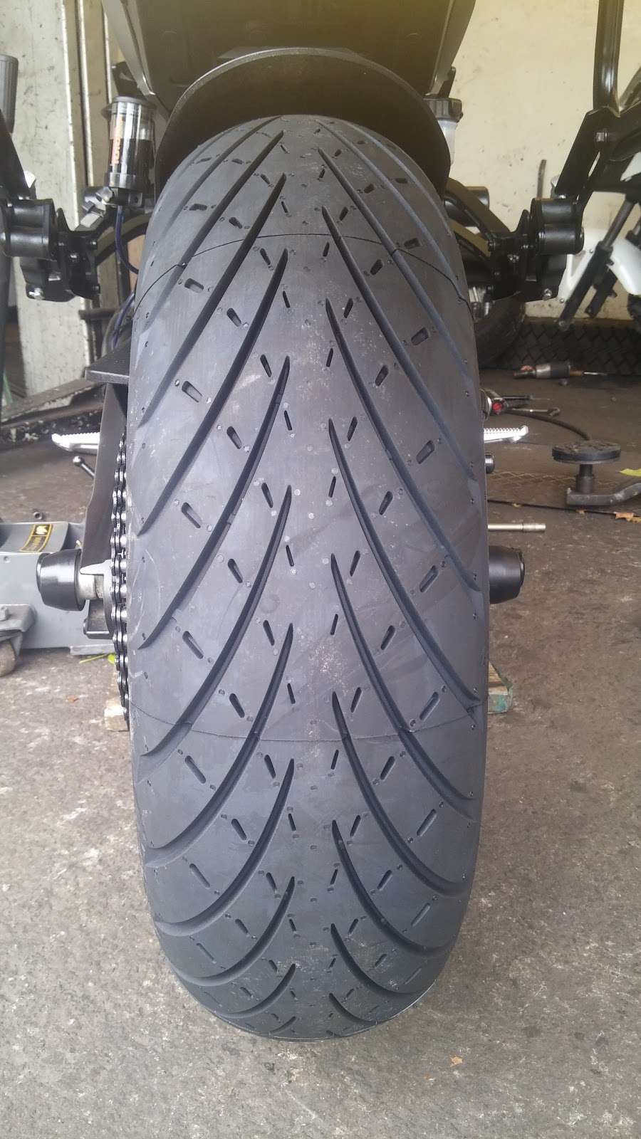 Universal Tyres Croydon | 108 Selsdon Rd, South Croydon CR2 6PG, UK | Phone: 020 8680 2651