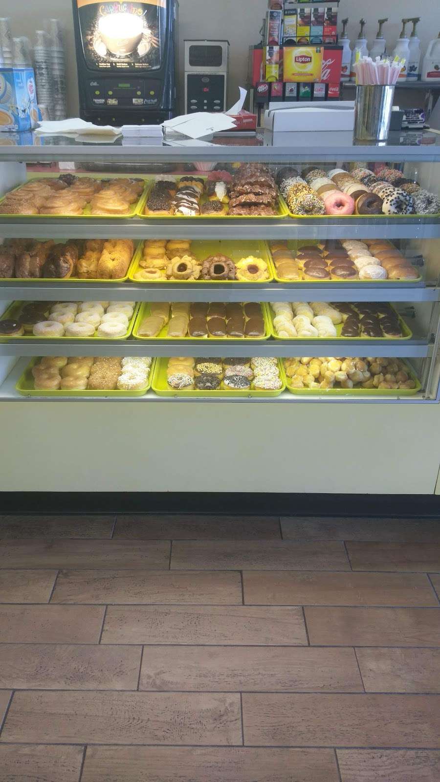 Mister Blues Donut Shop | 401 S Lincoln Ave # F, Corona, CA 92882 | Phone: (951) 272-6295
