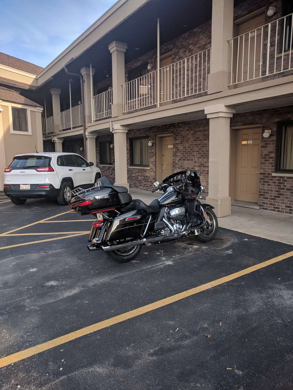 American Inn & Suites | 6401 Joliet Rd, La Grange, IL 60525, USA | Phone: (708) 352-3113