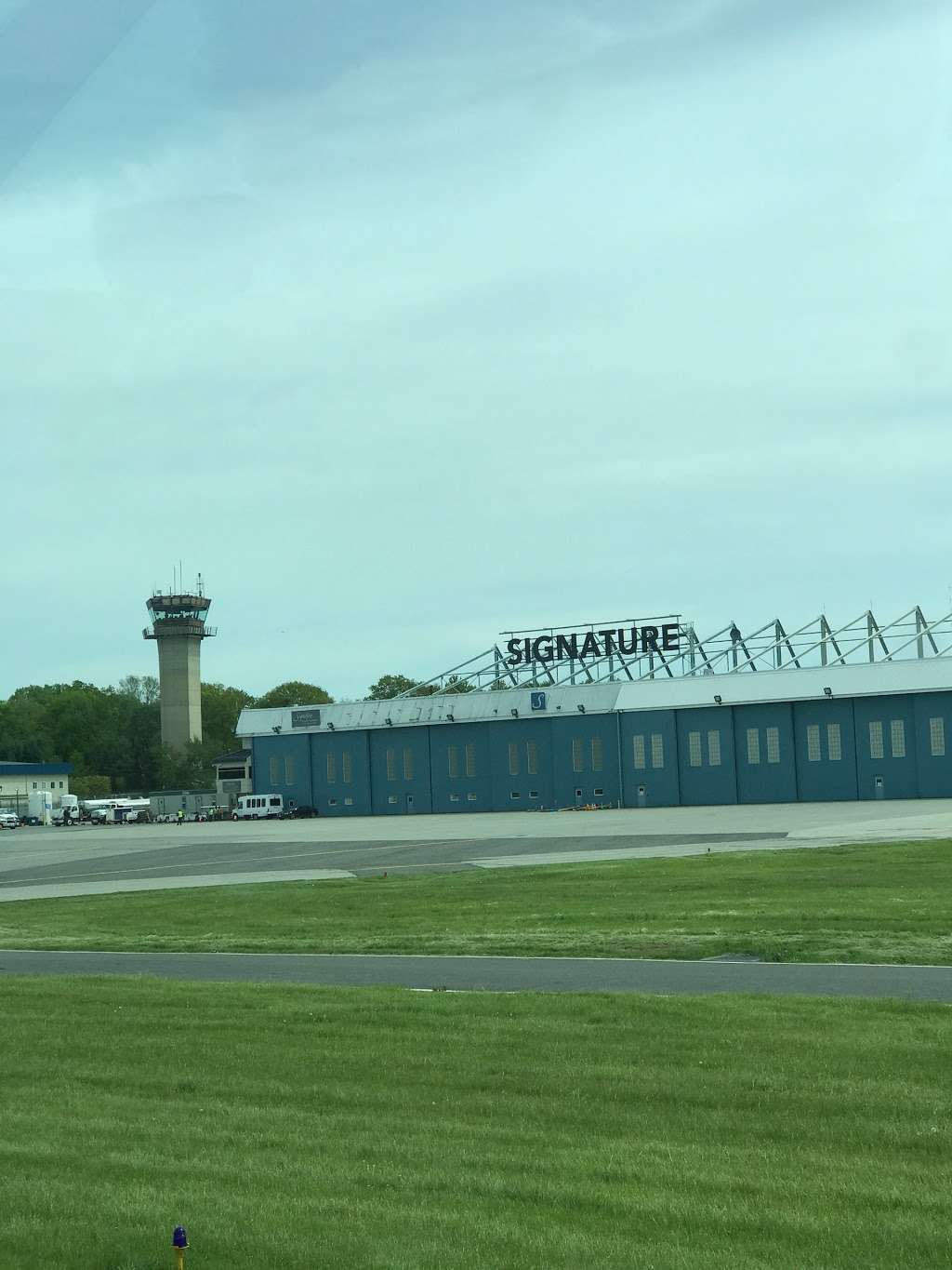 Signature Flight Support HPN West - White Plains Westchester Cou | 85 Tower Rd, White Plains, NY 10604, USA | Phone: (914) 428-3730