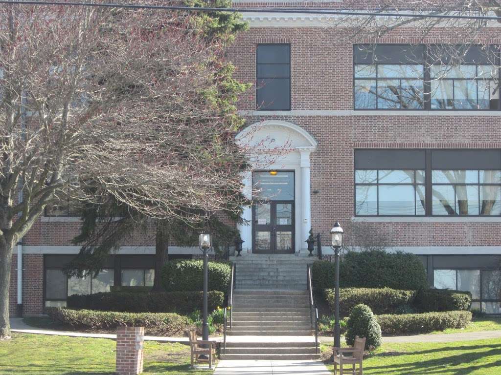 Tomlinson Middle School | 200 Unquowa Rd, Fairfield, CT 06824, USA | Phone: (203) 255-8336