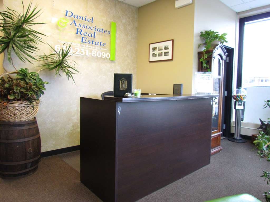 Daniel And Associates Real Estate | 465 E Roosevelt Rd, West Chicago, IL 60185, USA | Phone: (630) 231-8090