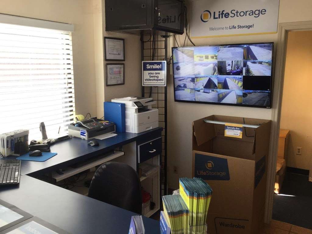 Life Storage | 1061 Duncan Perry Rd, Arlington, TX 76011, USA | Phone: (817) 633-1444