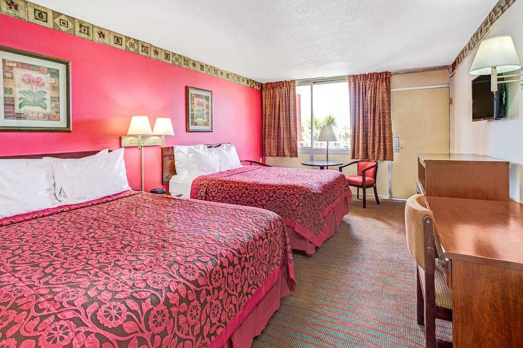 Days Inn by Wyndham Orlando Near Millenia Mall | 2500 West 33rd St, Orlando, FL 32839, USA | Phone: (407) 841-3731