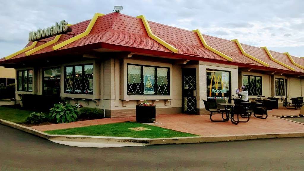 McDonalds | 1200 S Milwaukee Ave, Prospect Heights, IL 60070, USA | Phone: (847) 541-3100