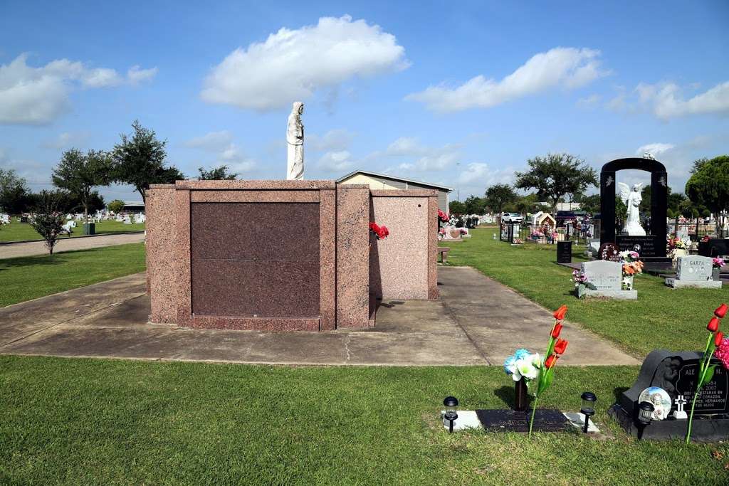 Santa Teresa Cemetery | 912 Buschong St, Houston, TX 77039, USA | Phone: (281) 987-3100