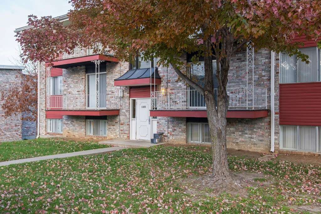 Stonleigh Court Apartments | 1331 Stoneleigh Ct, Leavenworth, KS 66048, USA | Phone: (913) 682-5543