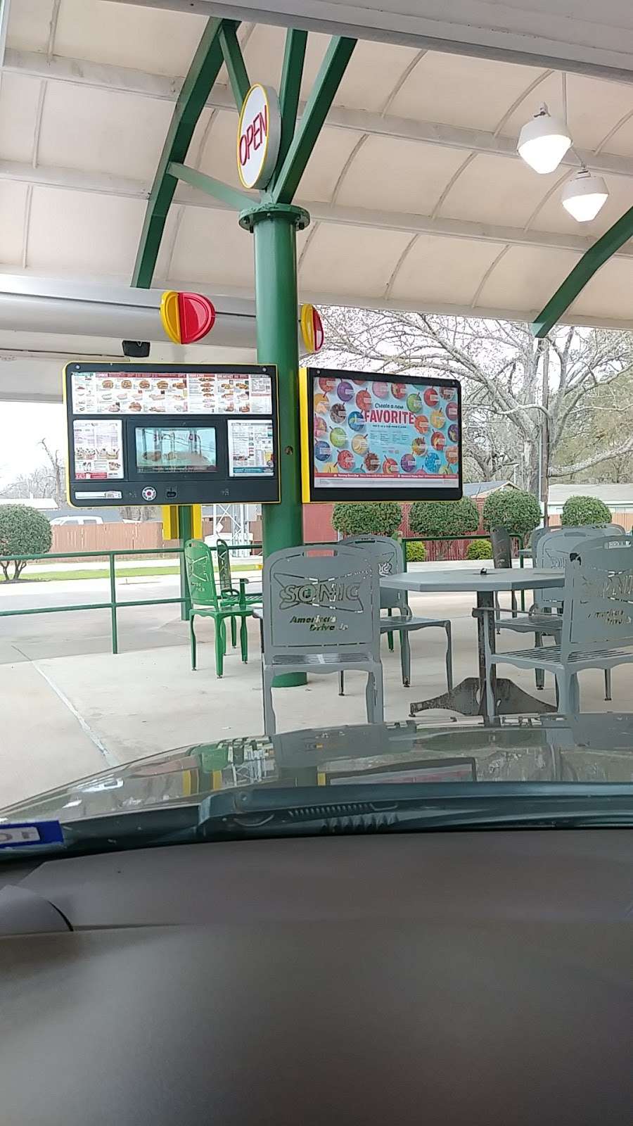 Sonic Drive-In | 561 N, State Hwy 288, Clute, TX 77531 | Phone: (979) 265-0277