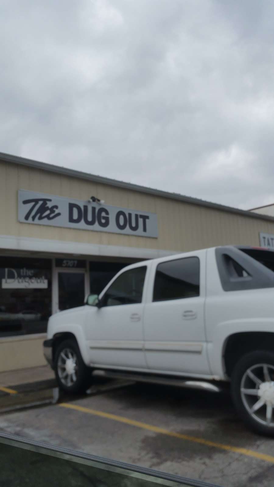 The Dugout | 5707 W Morris St, Indianapolis, IN 46241, USA | Phone: (317) 247-5158