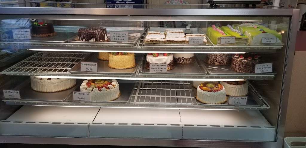 Levinsons Bakery | 2856 W Devon Ave, Chicago, IL 60659, USA | Phone: (773) 761-3174