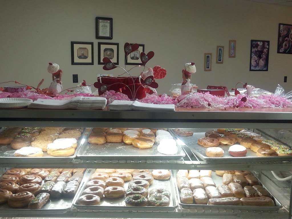 Dwight Pfaffs Bakery | 104 E Main St, Dwight, IL 60420 | Phone: (815) 584-5100