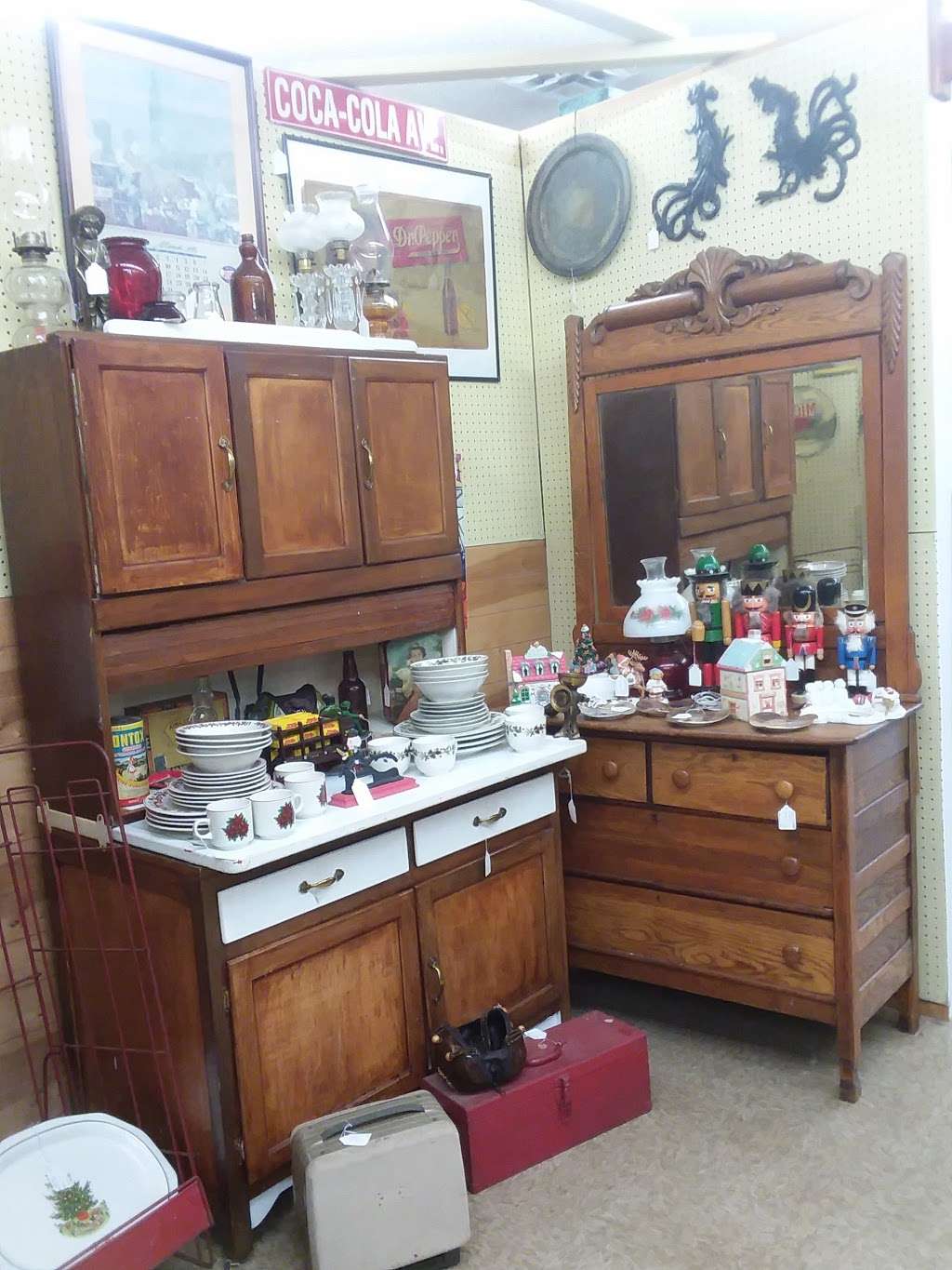 Vintiques Vintage & Antique Mall | 6161 Denver Industrial Park Rd, Denver, NC 28037, USA | Phone: (704) 483-3444