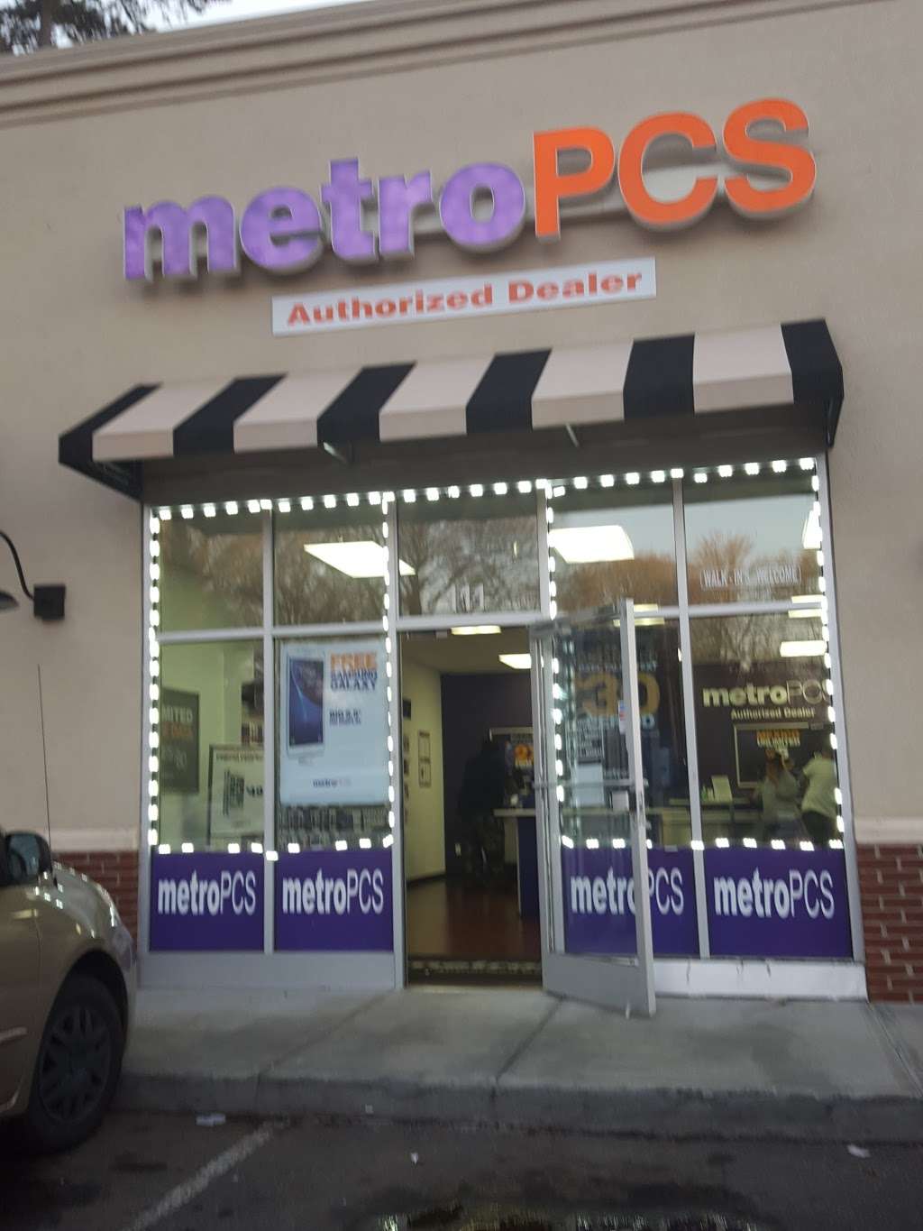 Metro by T-Mobile | 5009 Beatties Ford Rd Suite 111, Charlotte, NC 28216, USA | Phone: (980) 498-0248