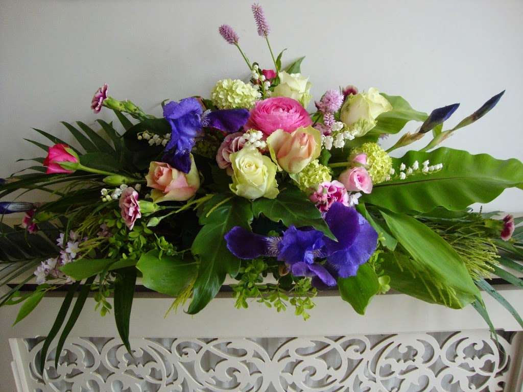 Kimono and flowers | 8 Highwoods, Caterham CR3 6AX, UK | Phone: 01883 340082