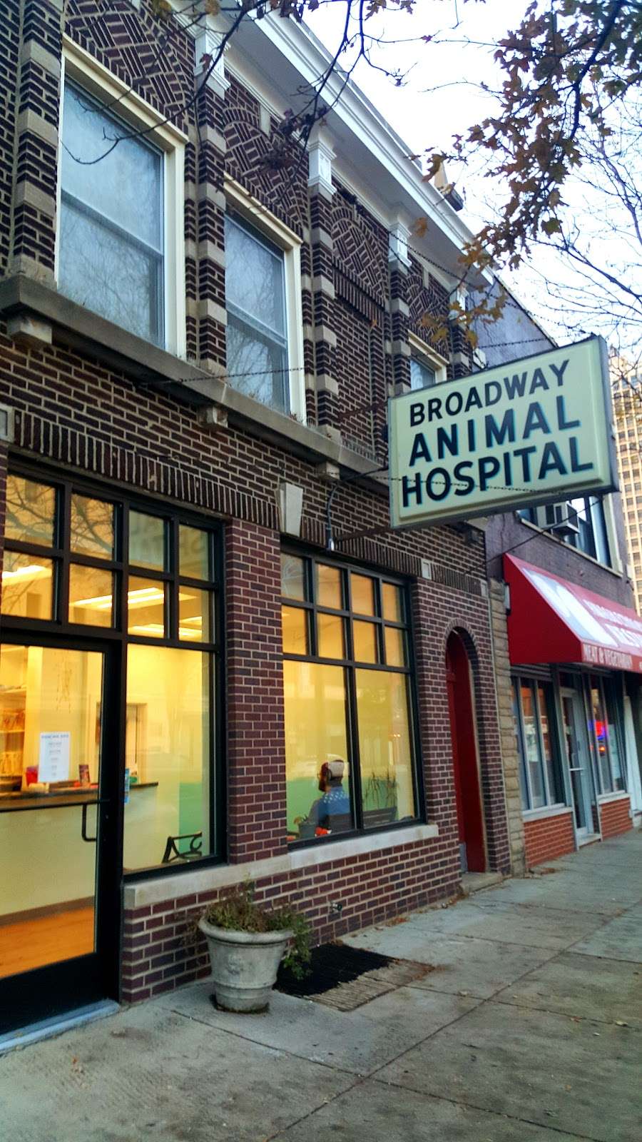 Broadway Animal Hospital | 6320 N Broadway, Chicago, IL 60660, USA | Phone: (773) 262-5445