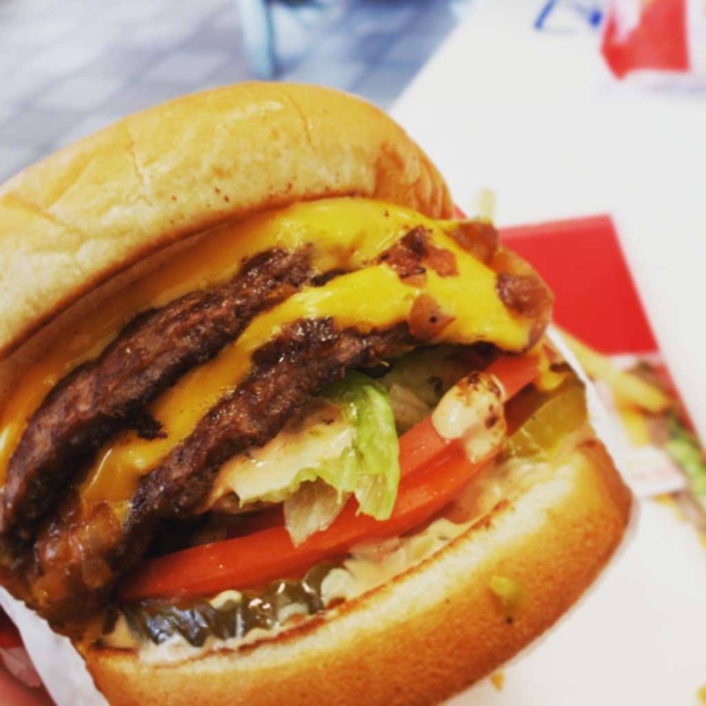 In-N-Out Burger | 30697 Temecula Pkwy, Temecula, CA 92592, USA | Phone: (800) 786-1000