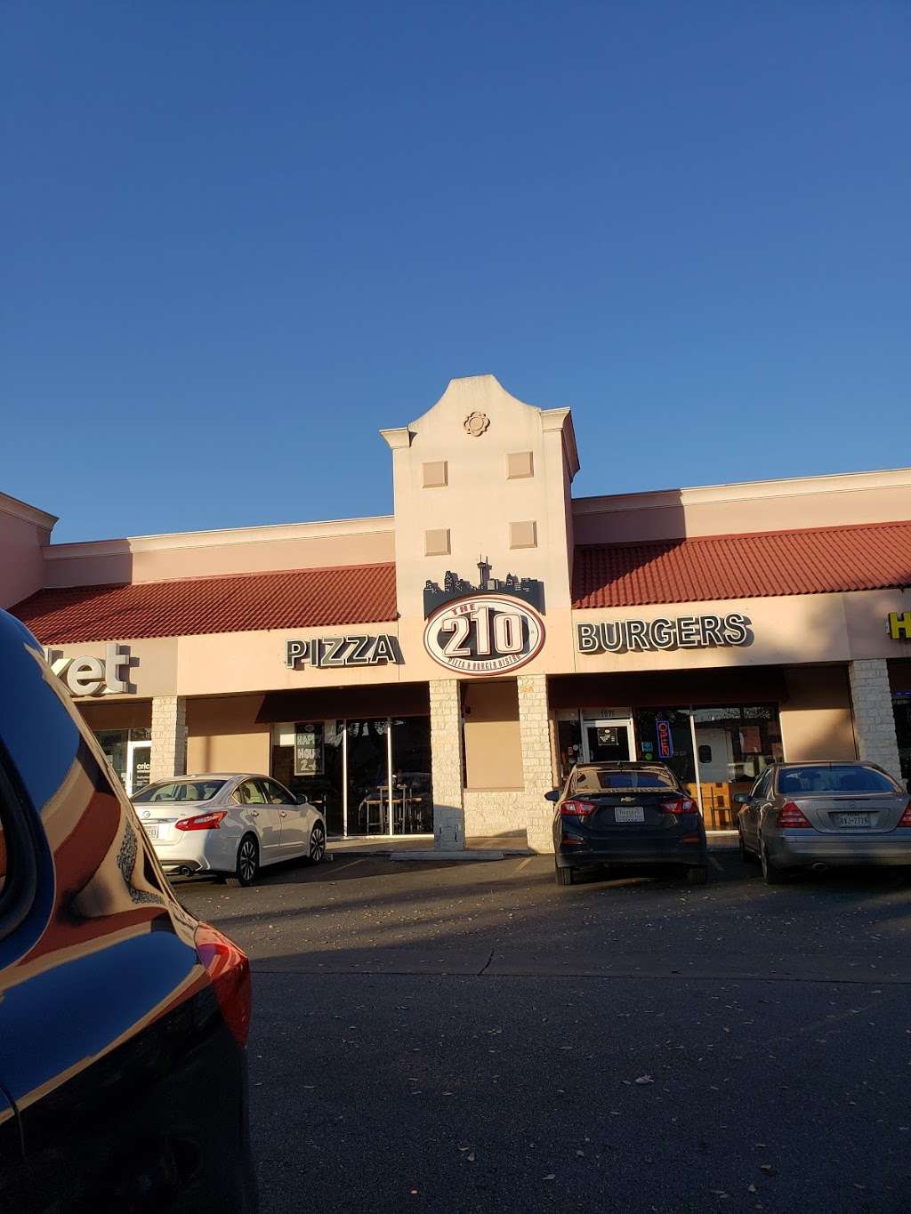 The 210 Pizza & Burger Bistro | 7627 Culebra Rd, San Antonio, TX 78251, USA | Phone: (210) 521-7666