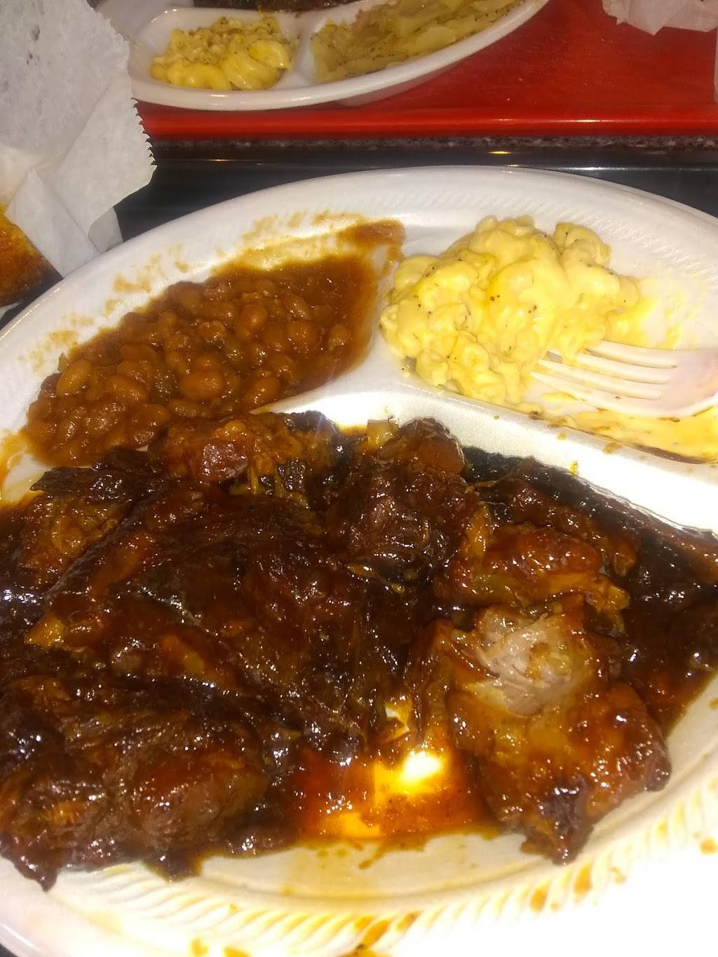 Adeles Southern Cooking & BBQ | 2913 Dixie Hwy, Louisville, KY 40216, USA | Phone: (502) 398-5880