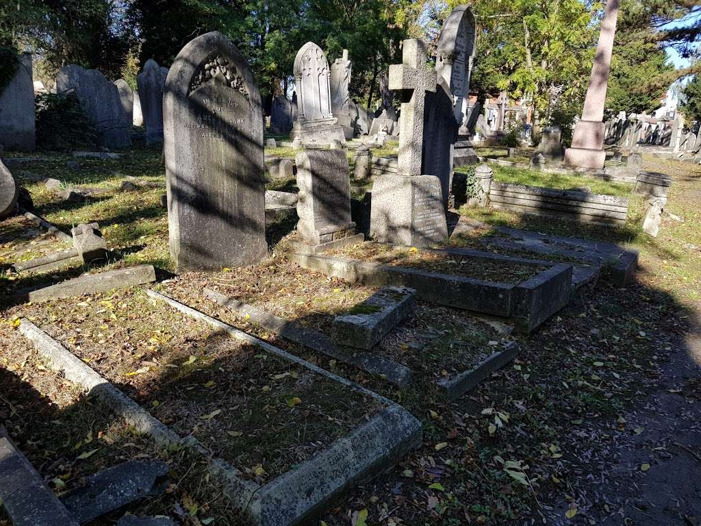 Beckenham Cemetery | Elmers End Rd, London, Beckenham BR3 4TD, UK | Phone: 020 8658 9495